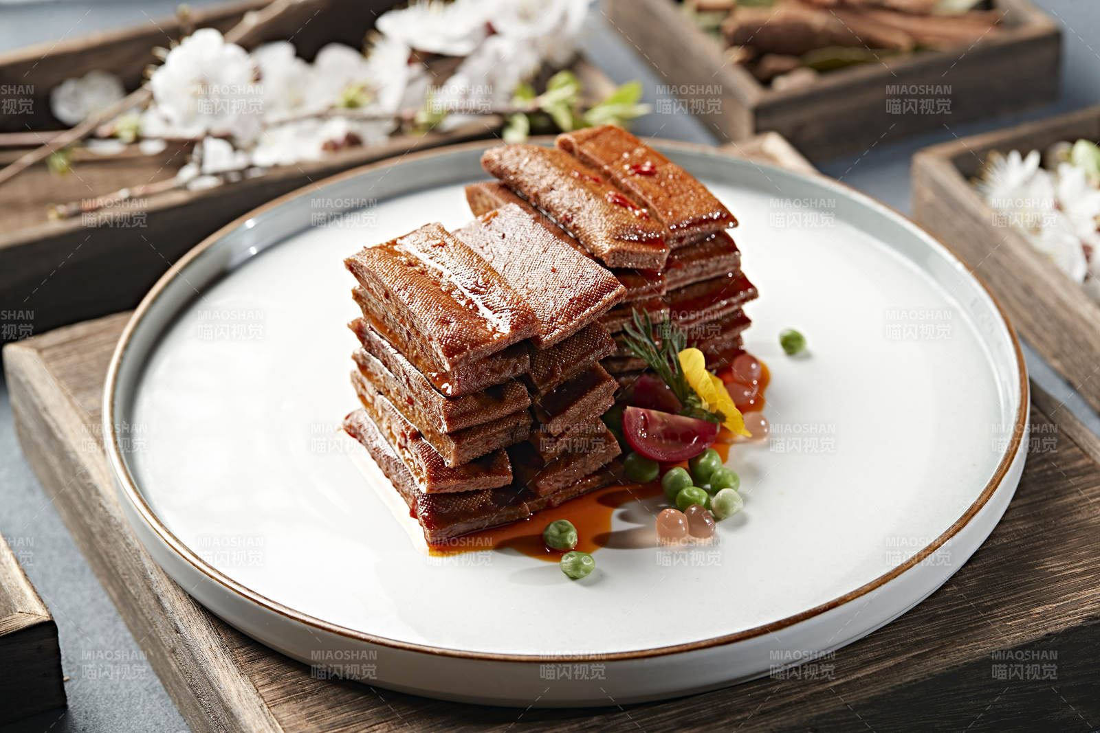 麻辣鲜甜的卤味豆腐干-摄影图