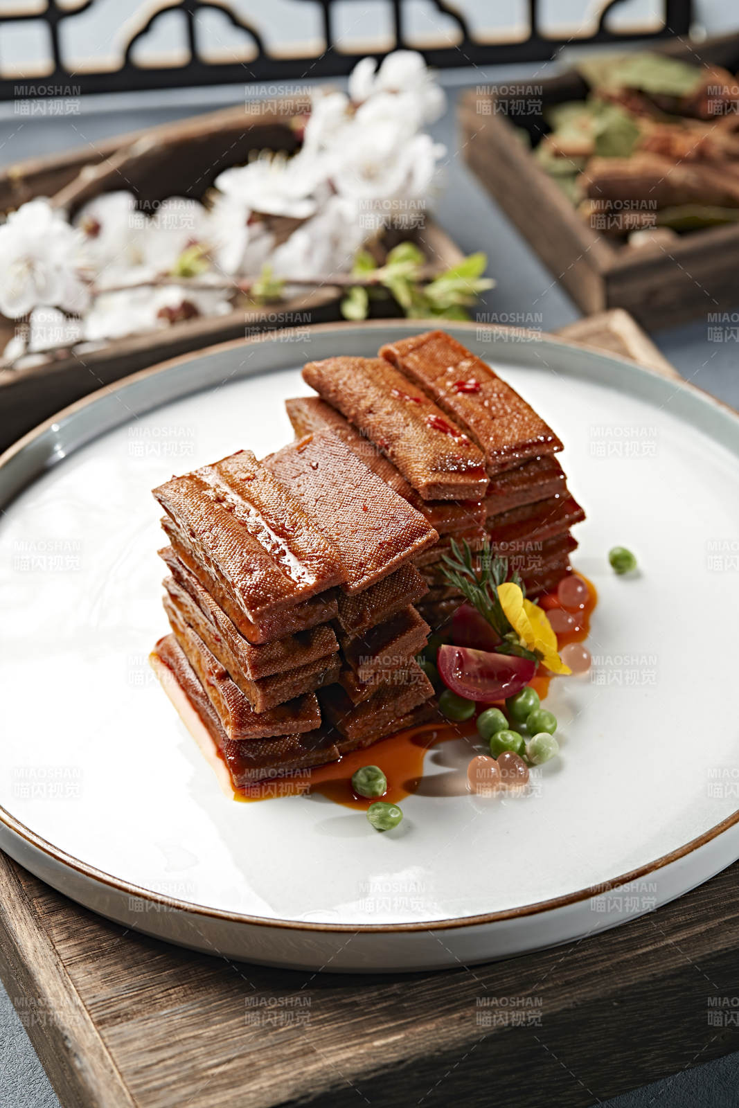 麻辣鲜甜的卤味豆腐干-摄影图