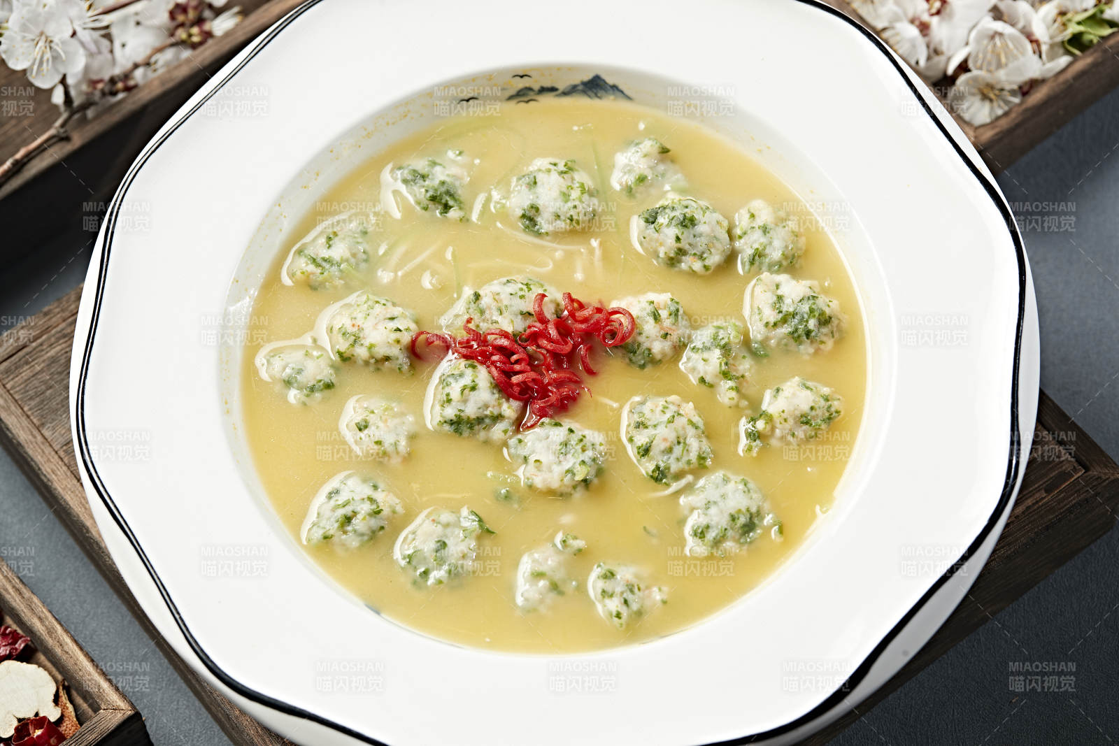 浓汤炖煮香菜虾滑丸-摄影图