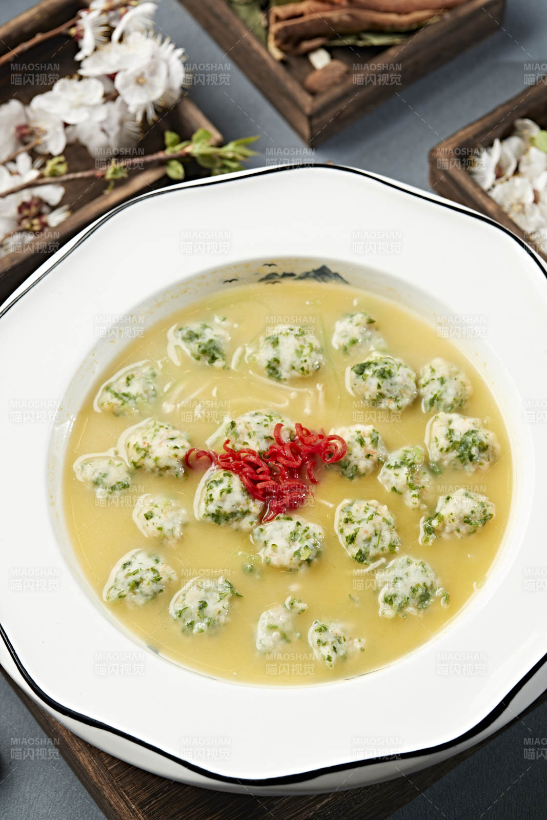 浓汤炖煮香菜虾滑丸-摄影图