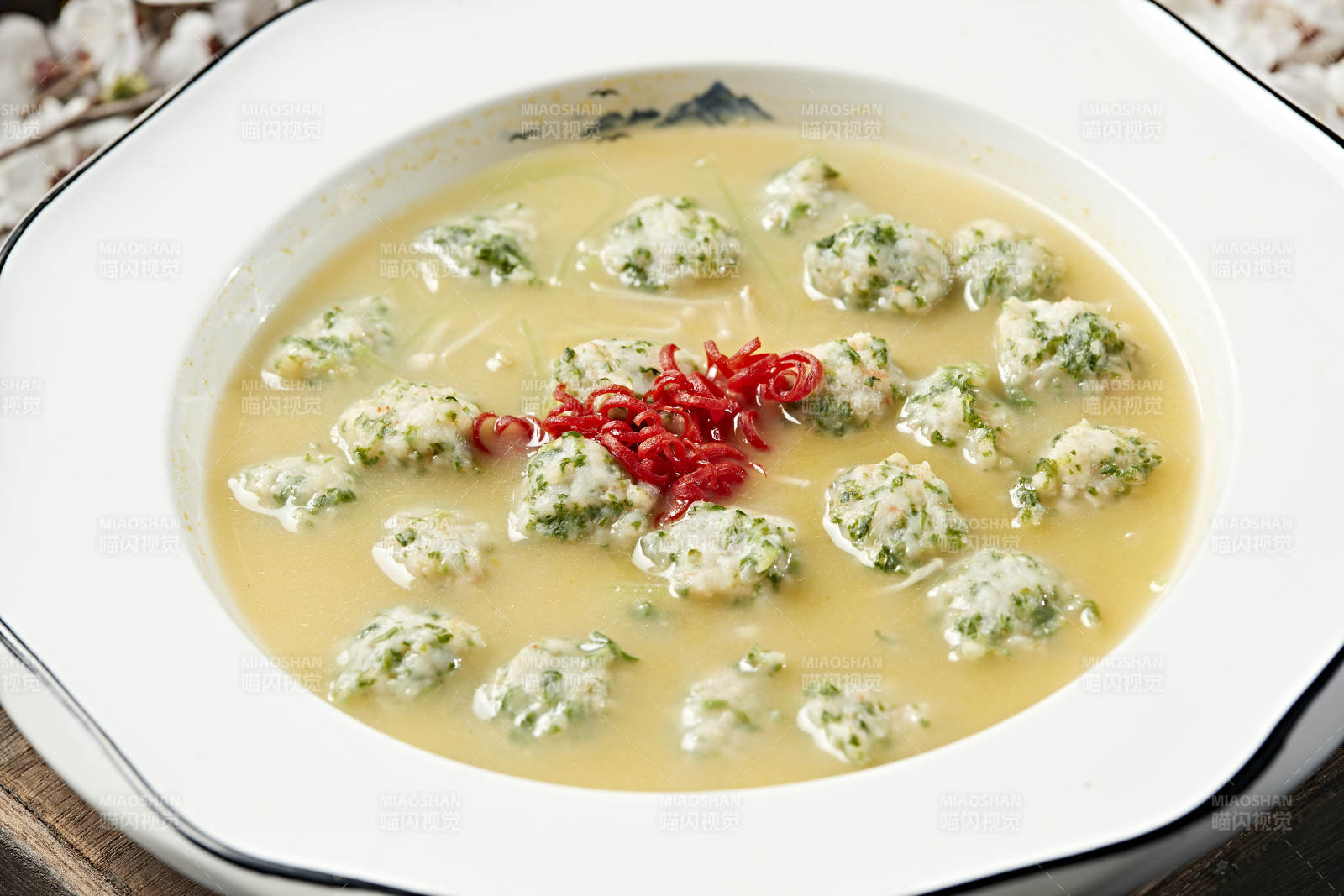浓汤炖煮香菜虾滑丸-摄影图