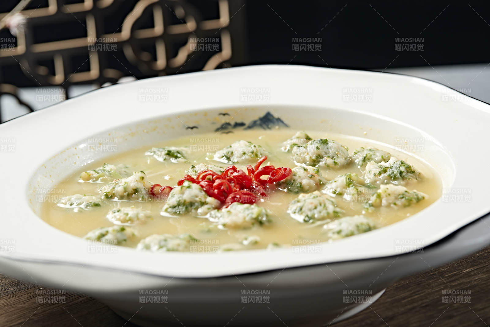 浓汤炖煮香菜虾滑丸-摄影图