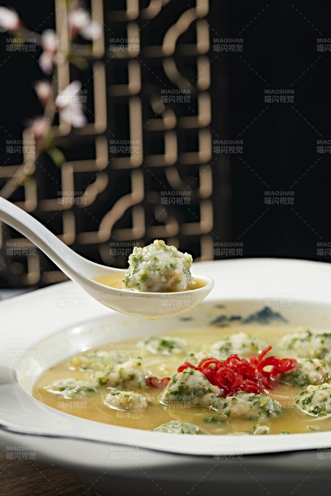 浓汤炖煮香菜虾滑丸-摄影图