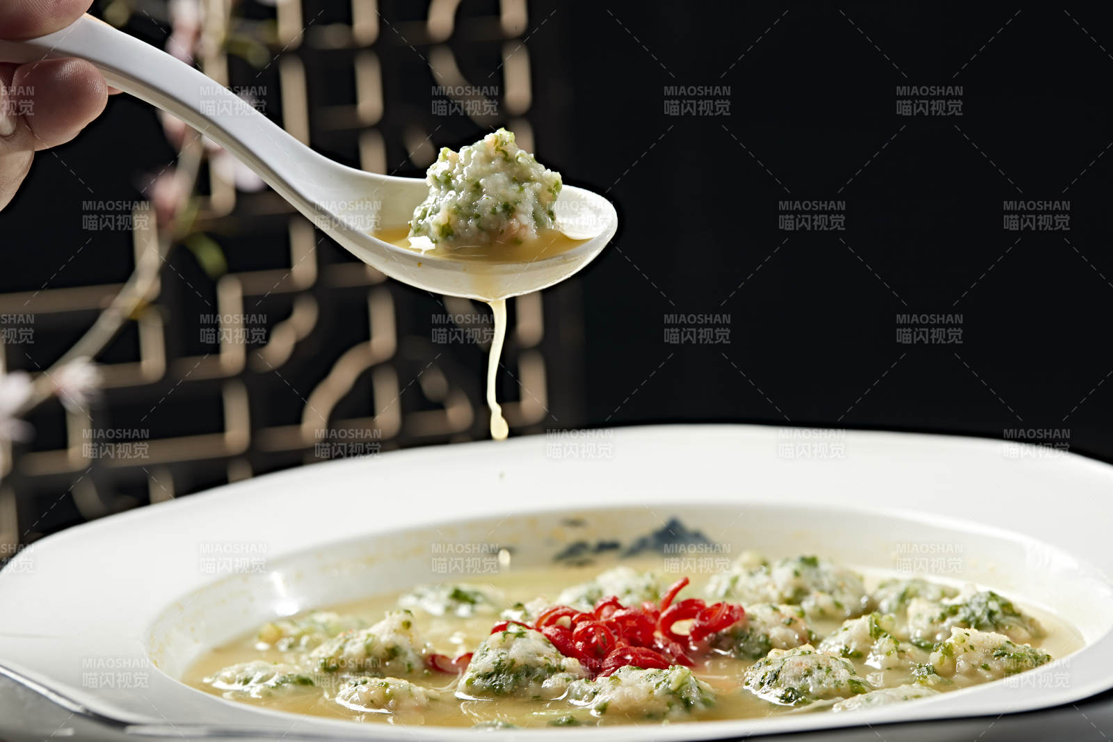 浓汤炖煮香菜虾滑丸-摄影图