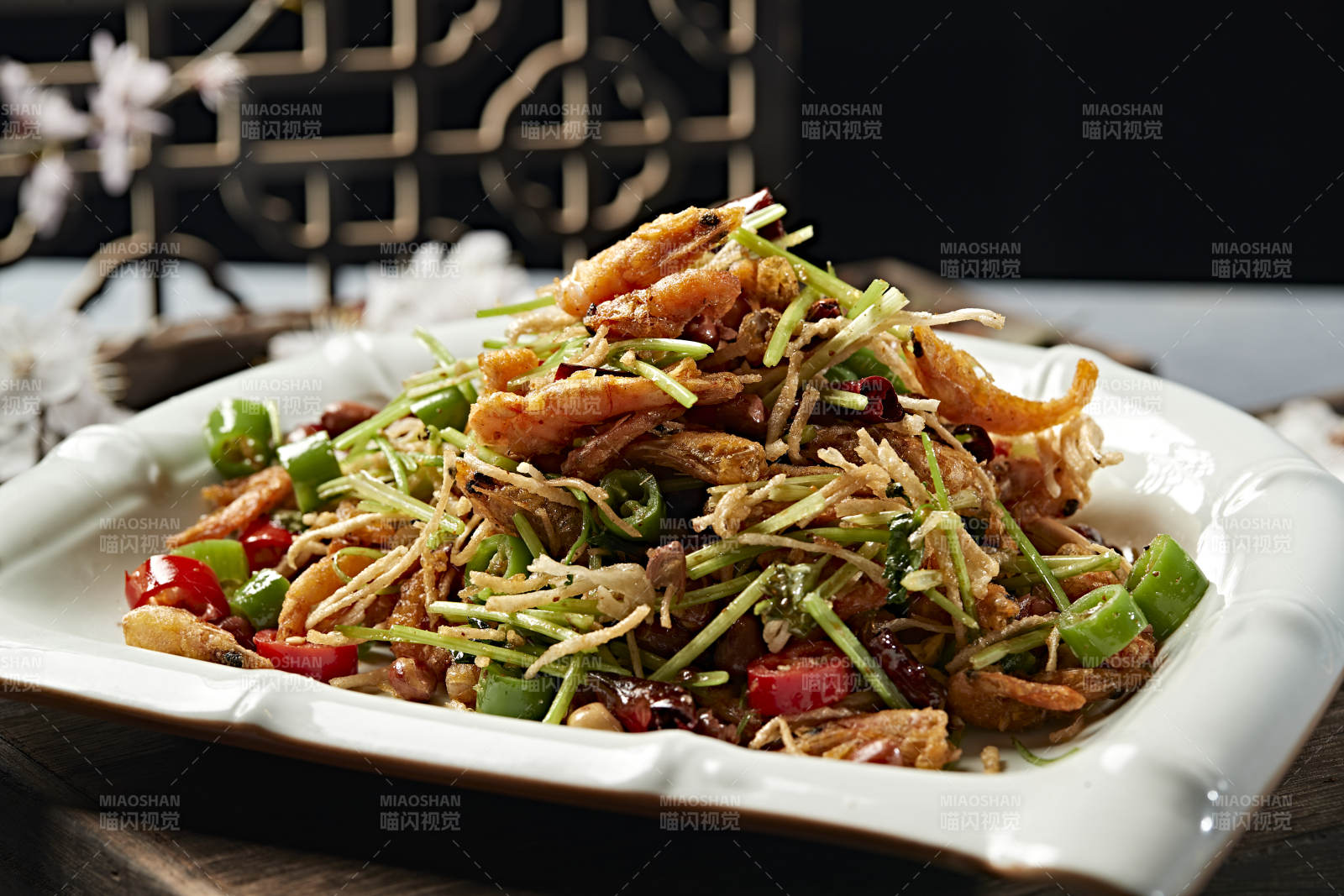 香辣米椒馓子爆炒小河虾