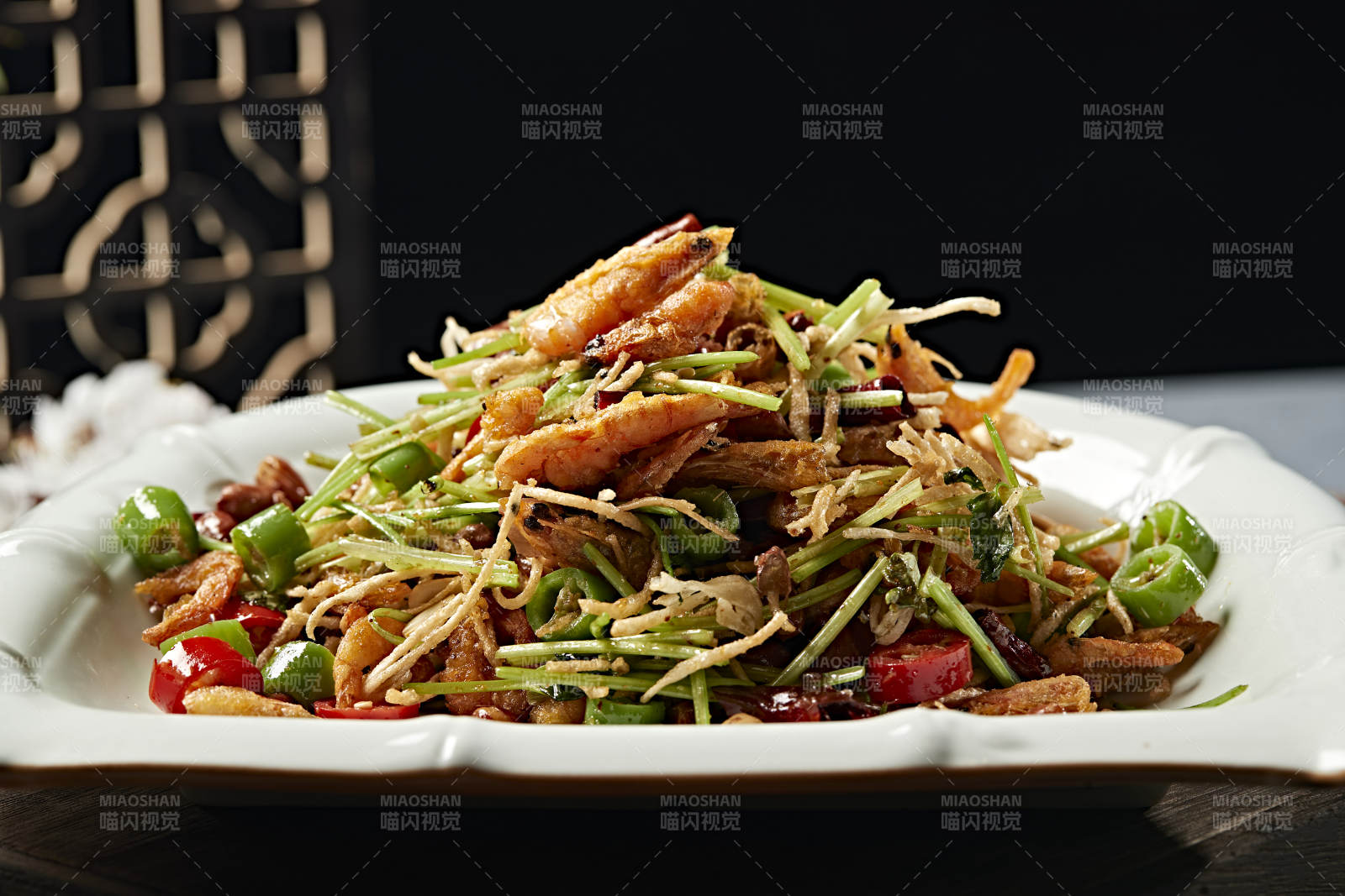 香辣米椒馓子爆炒小河虾