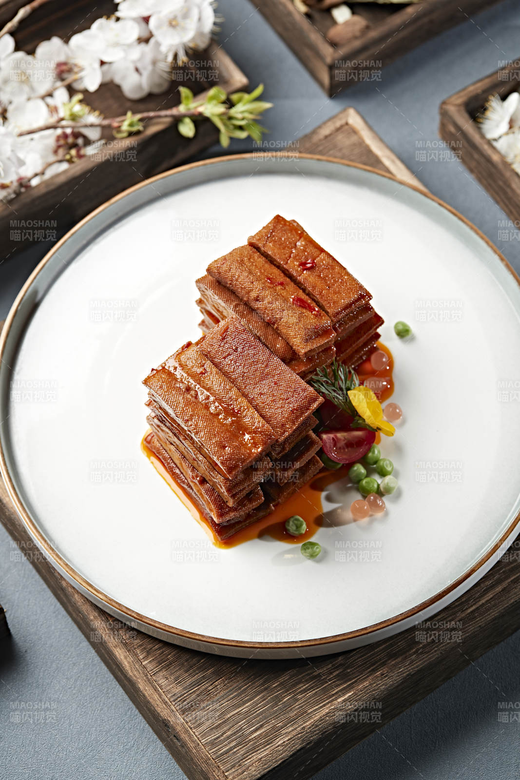 麻辣鲜甜的卤味豆腐干-摄影图