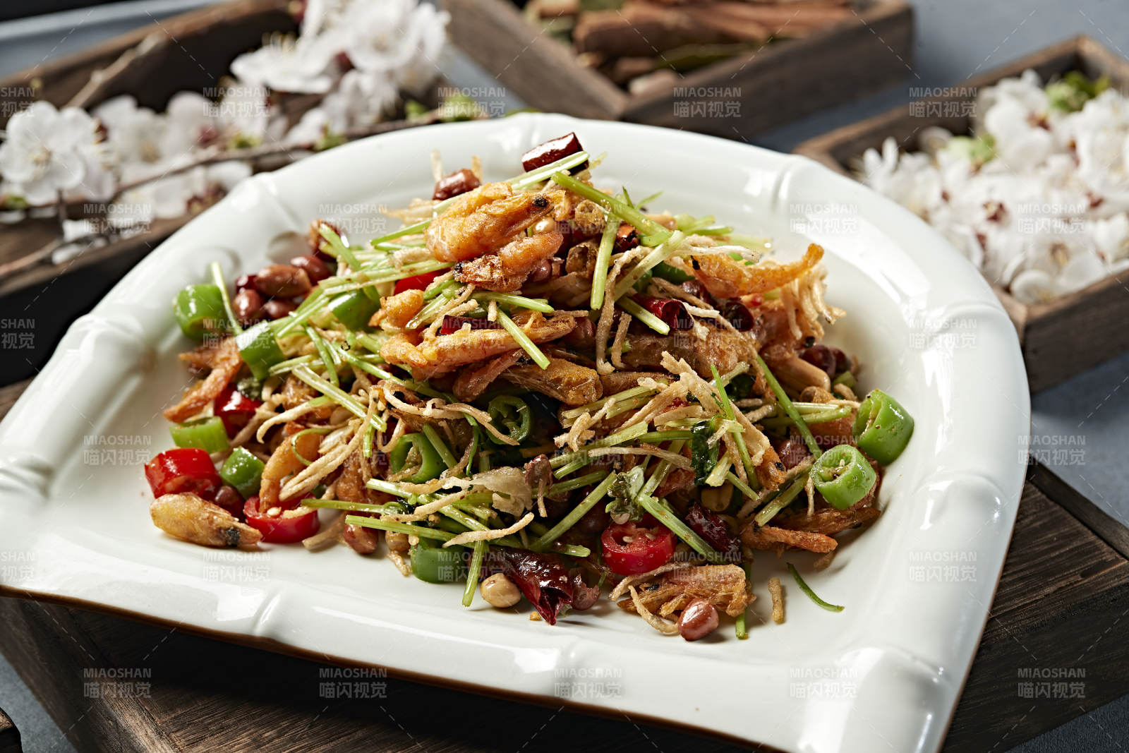 香辣米椒馓子爆炒小河虾