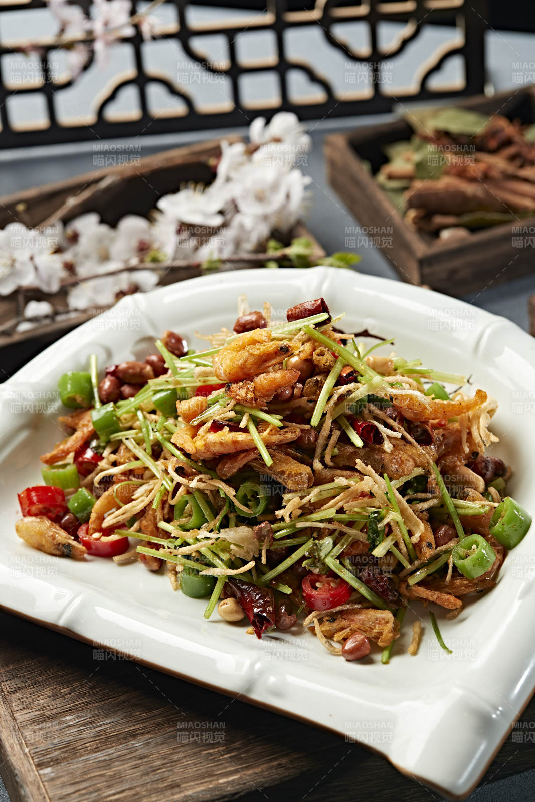 香辣米椒馓子爆炒小河虾