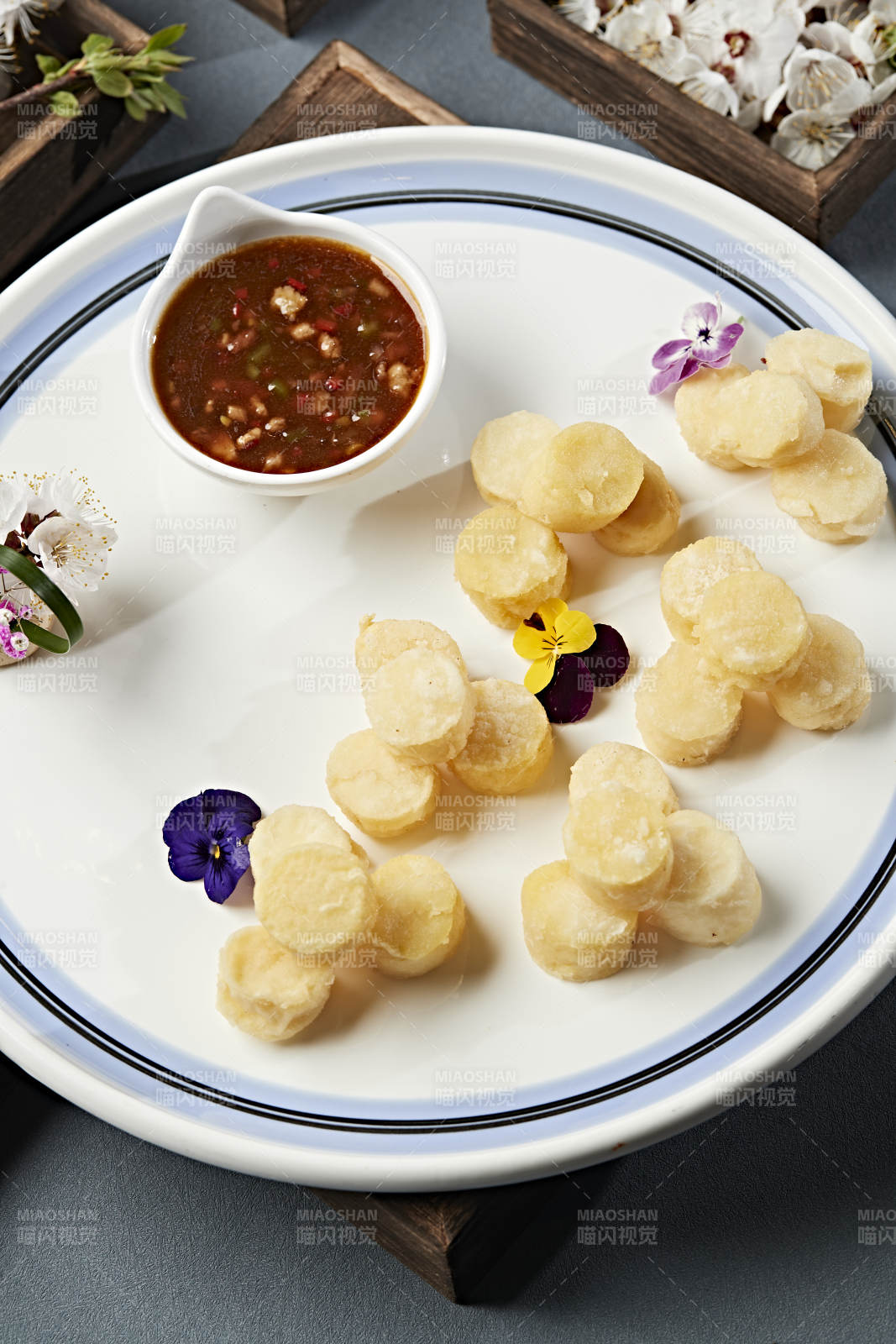 油炸日式豆腐塊配蘸汁