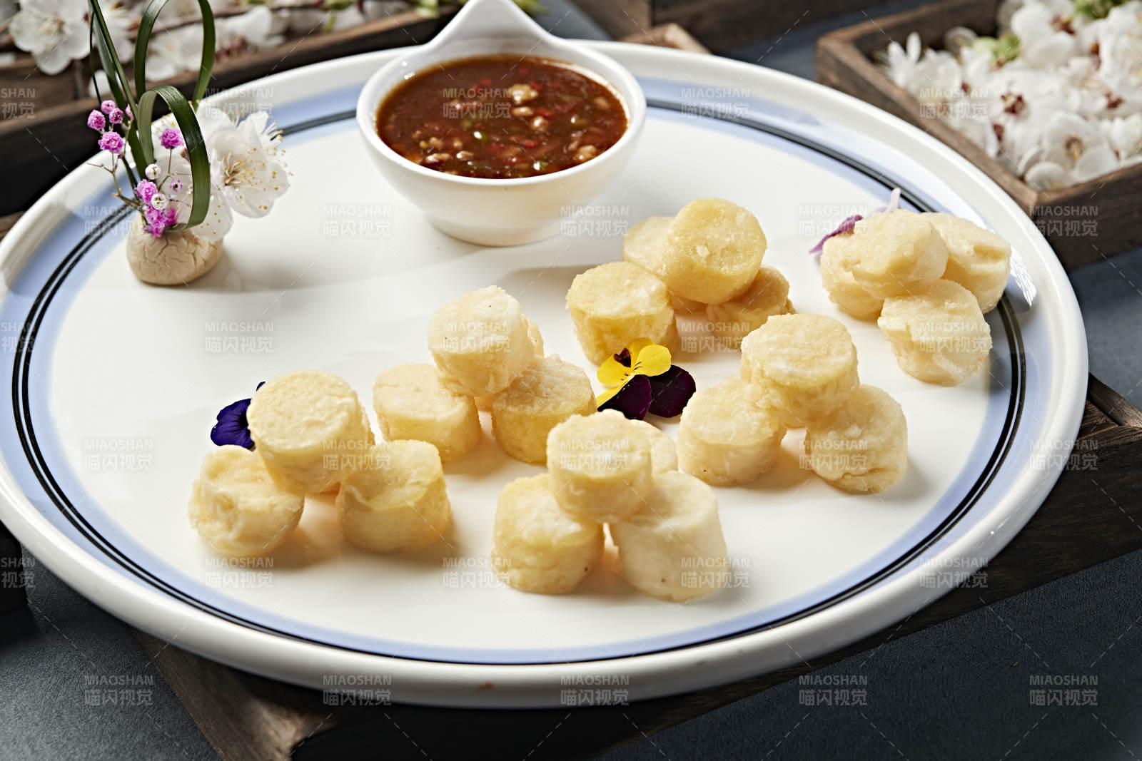 油炸日式豆腐块配蘸汁