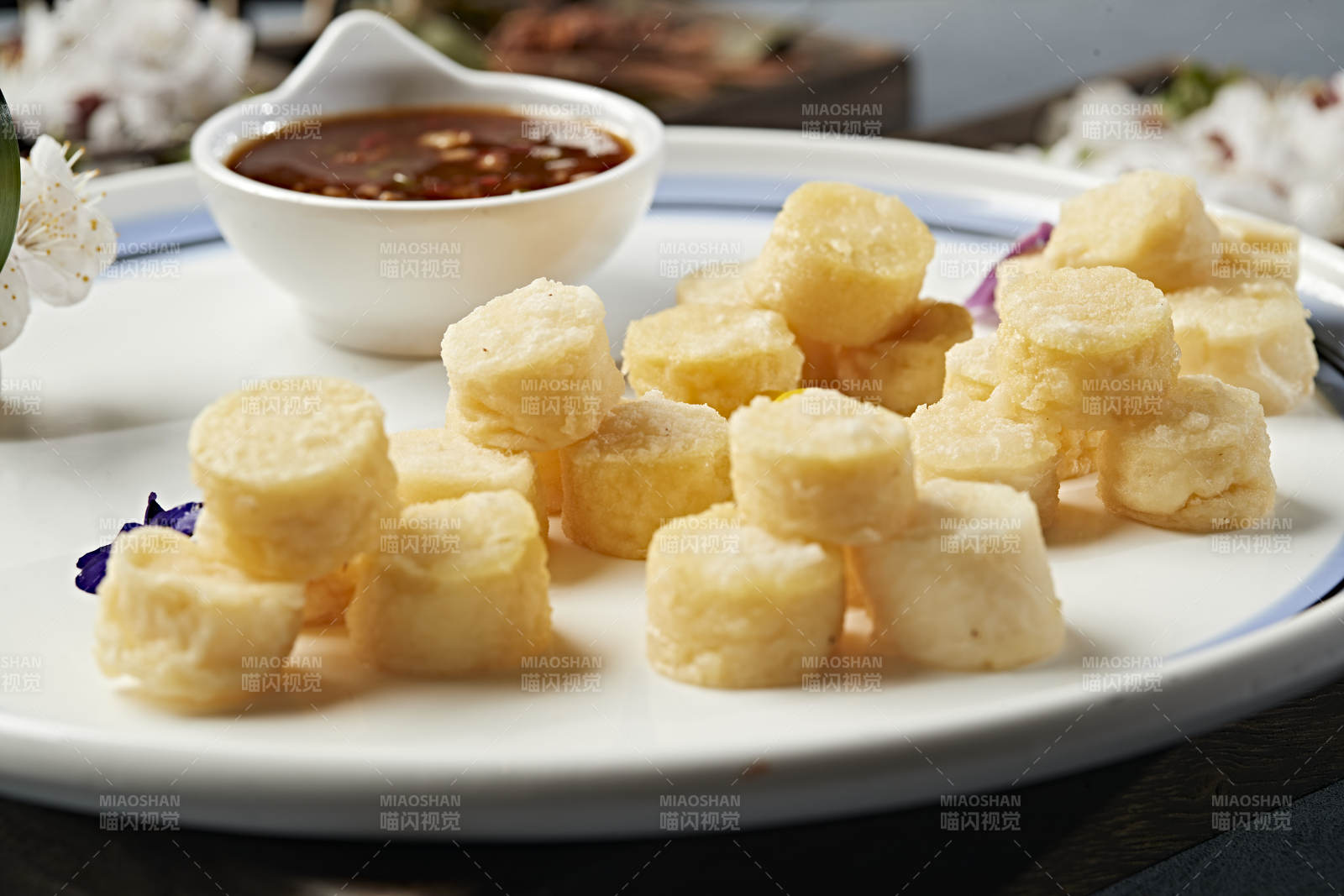 油炸日式豆腐塊配蘸汁