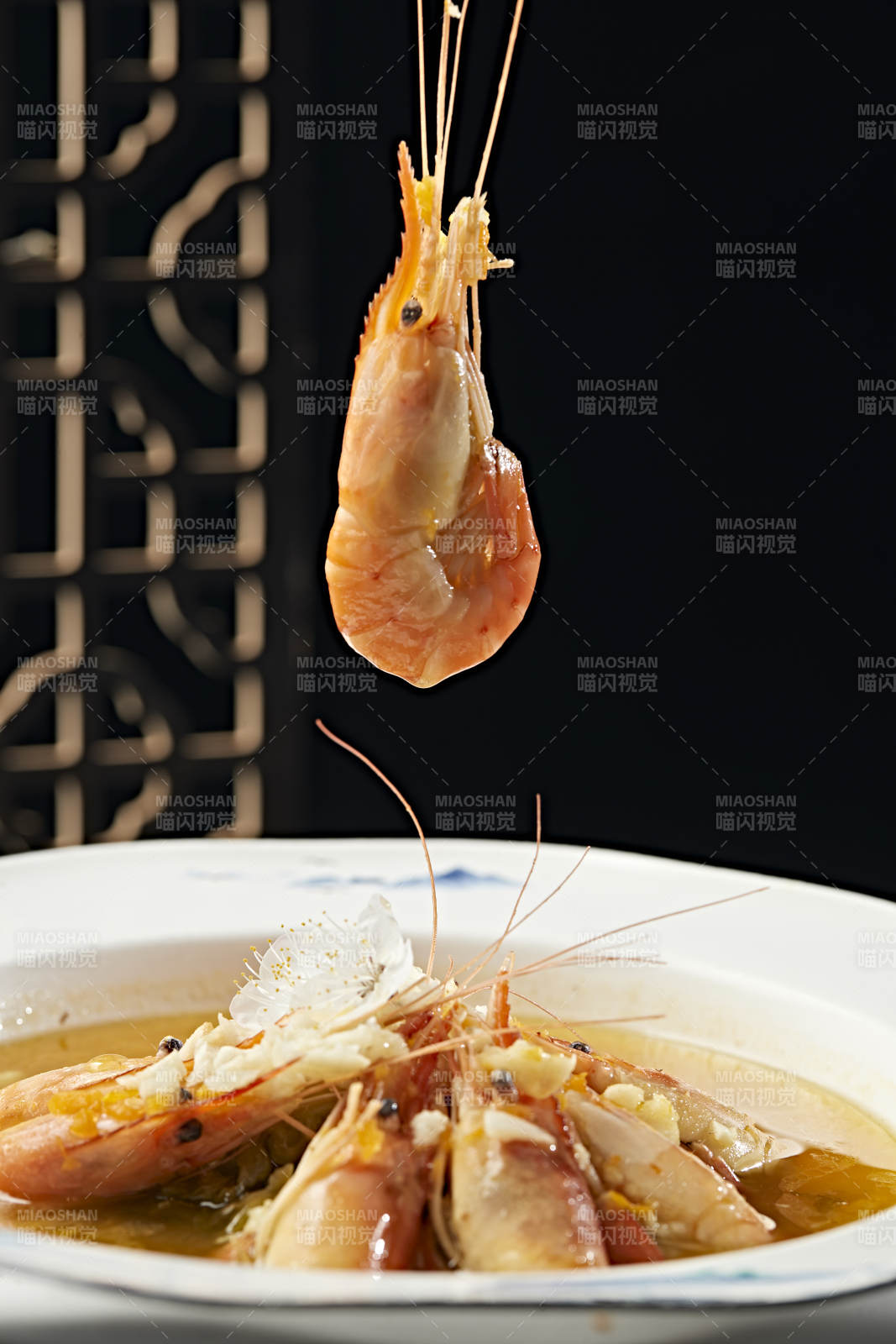鲜鸡汤炖煮的美味罗氏虾