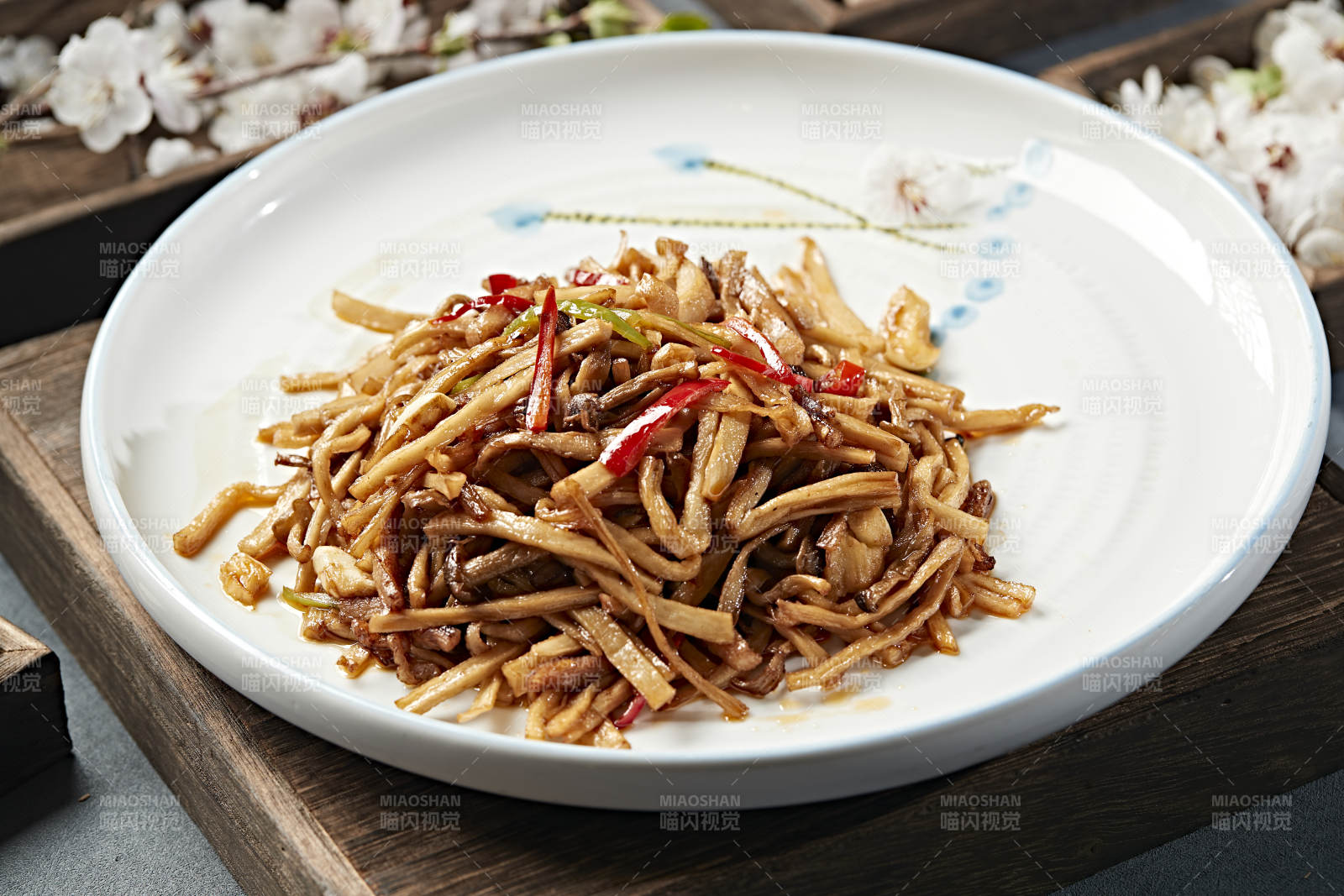 彩椒丝肉丝炒杏鲍菇丝