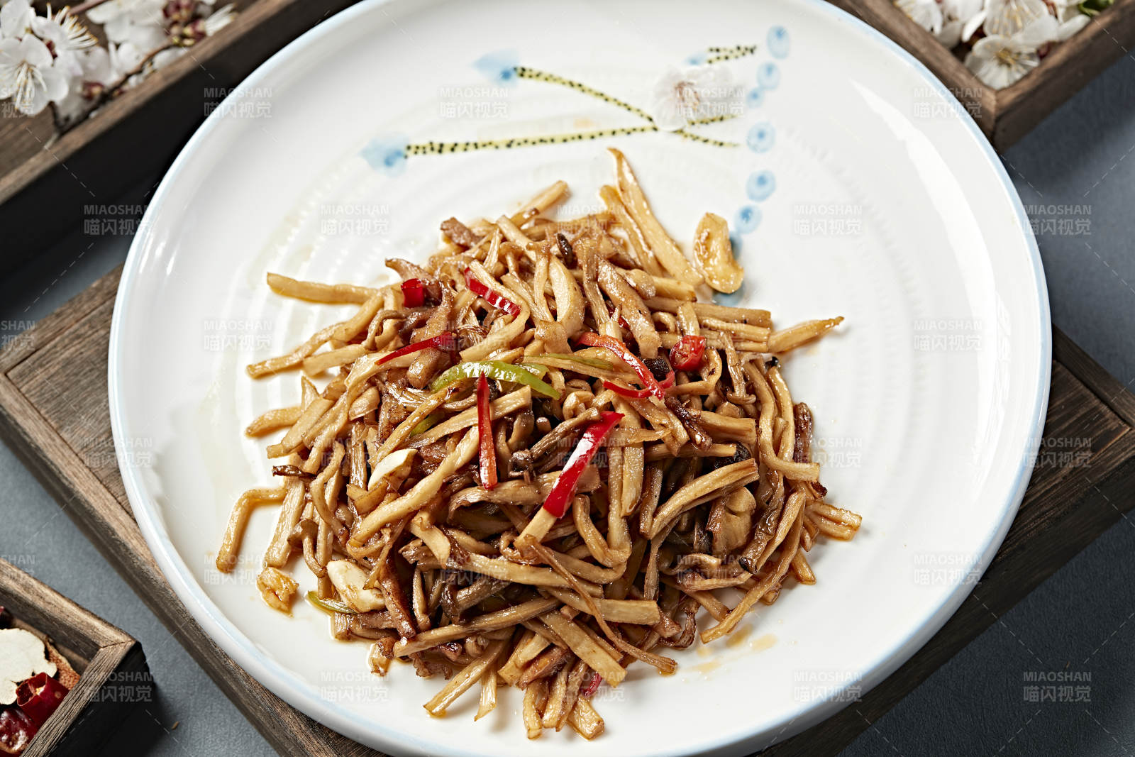 彩椒丝肉丝炒杏鲍菇丝