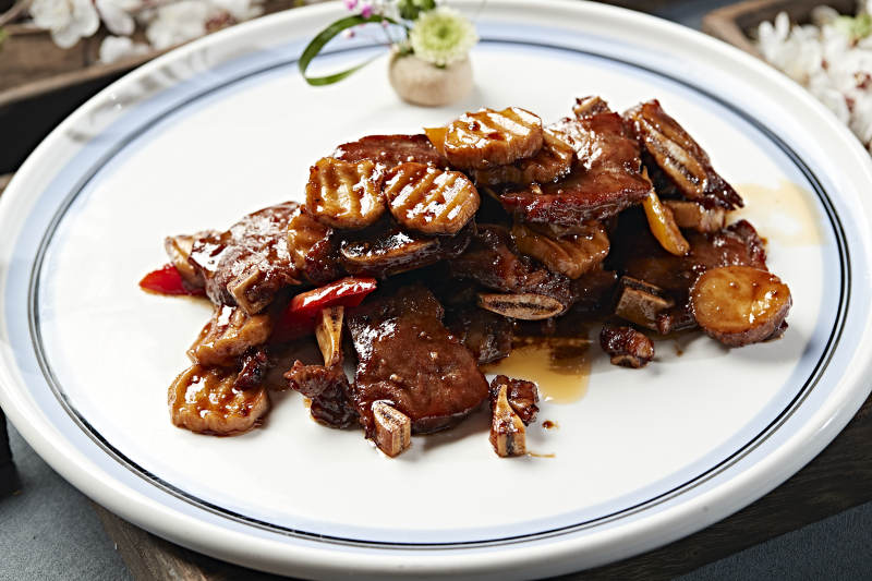 黑椒杏鲍菇牛仔骨-摄影图