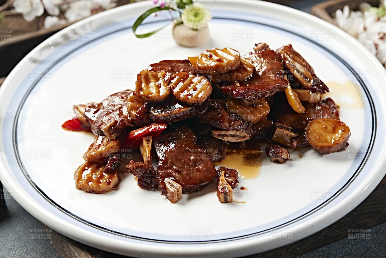 黑椒杏鲍菇牛仔骨-摄影图