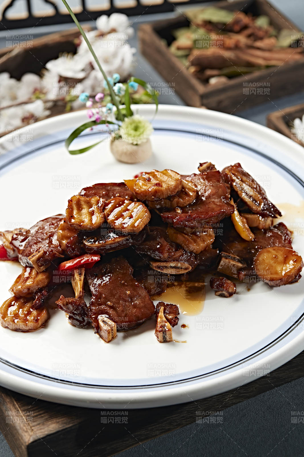 黑椒杏鲍菇牛仔骨-摄影图