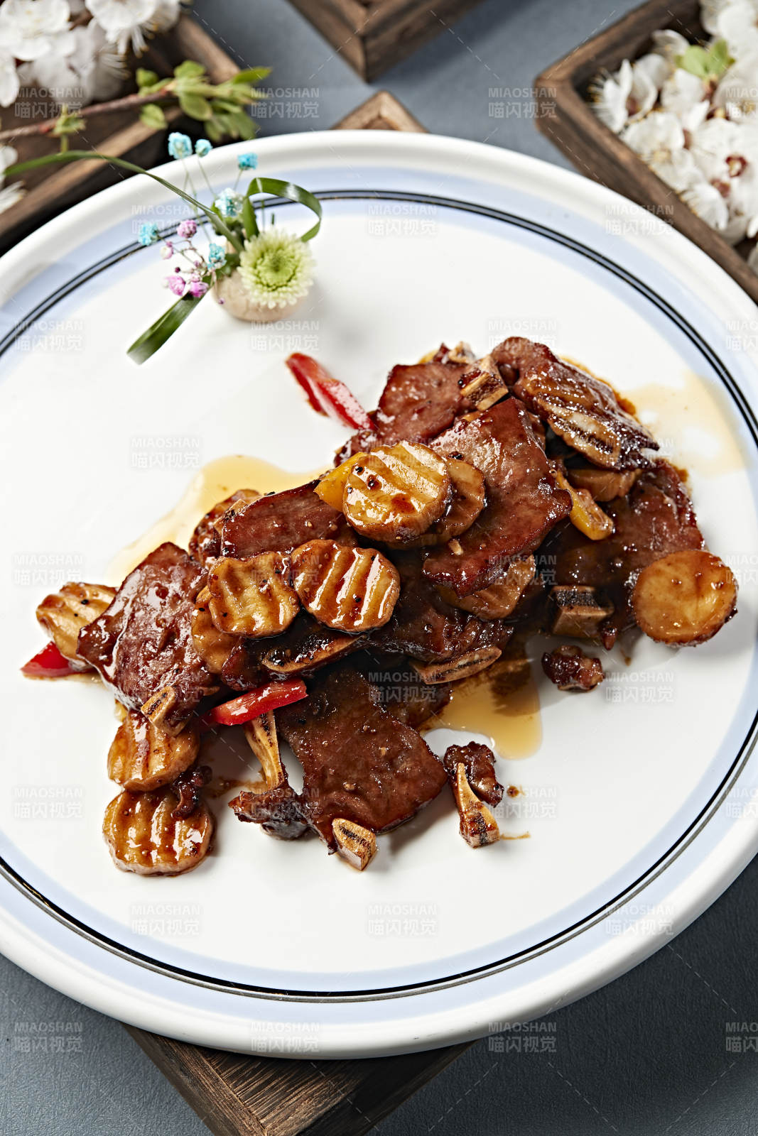 黑椒杏鲍菇牛仔骨-摄影图