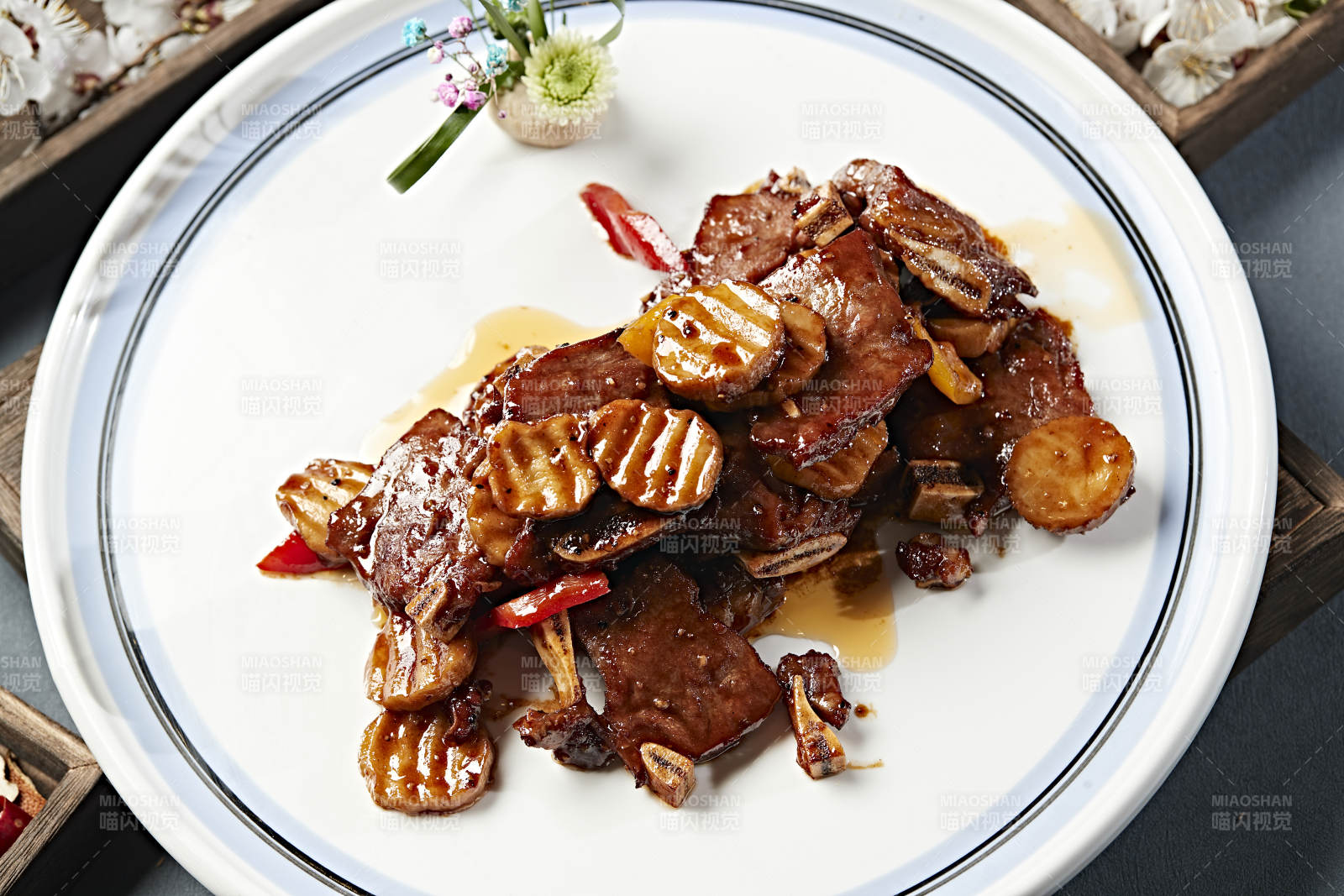 黑椒杏鲍菇牛仔骨-摄影图