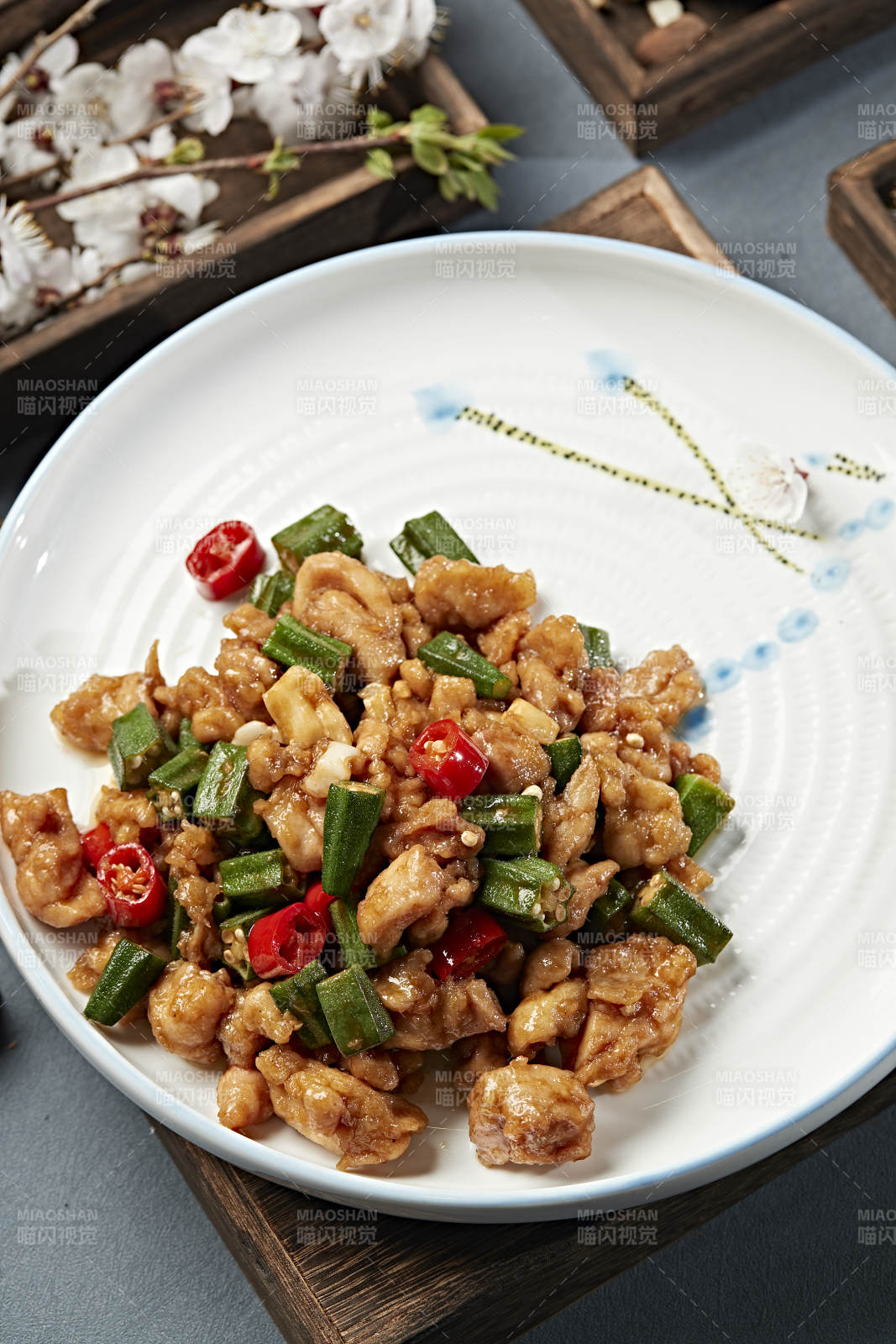 米椒秋葵炒鸡腿肉-摄影图