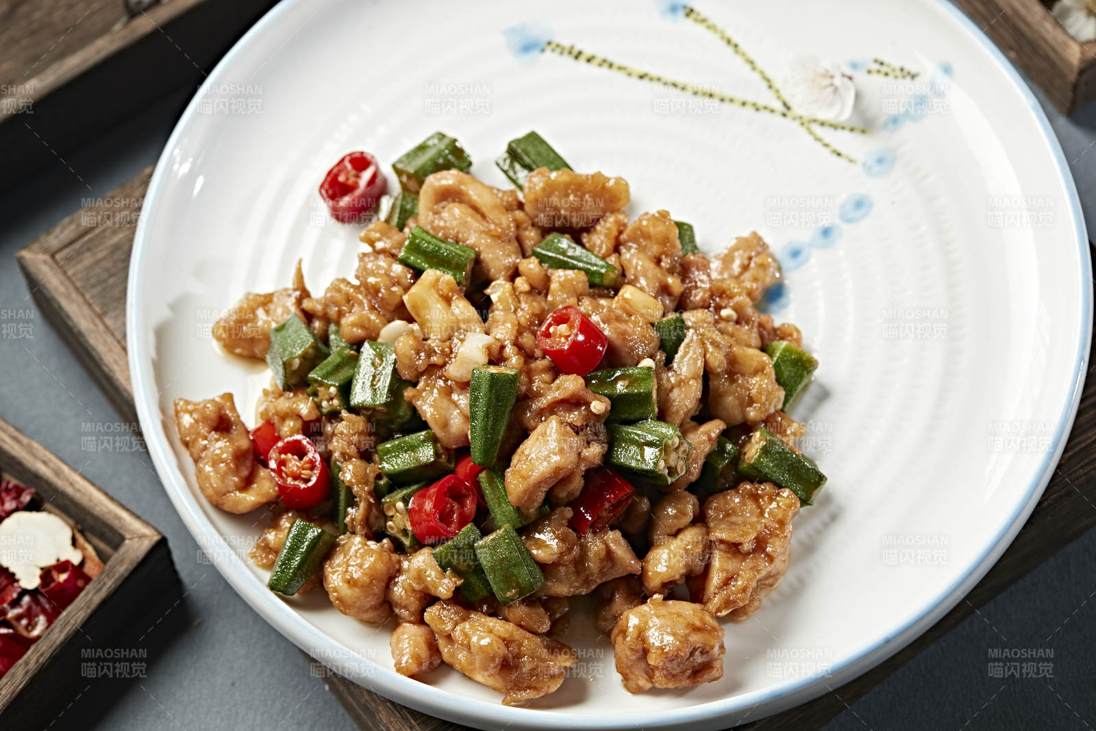 米椒秋葵炒鸡腿肉-摄影图