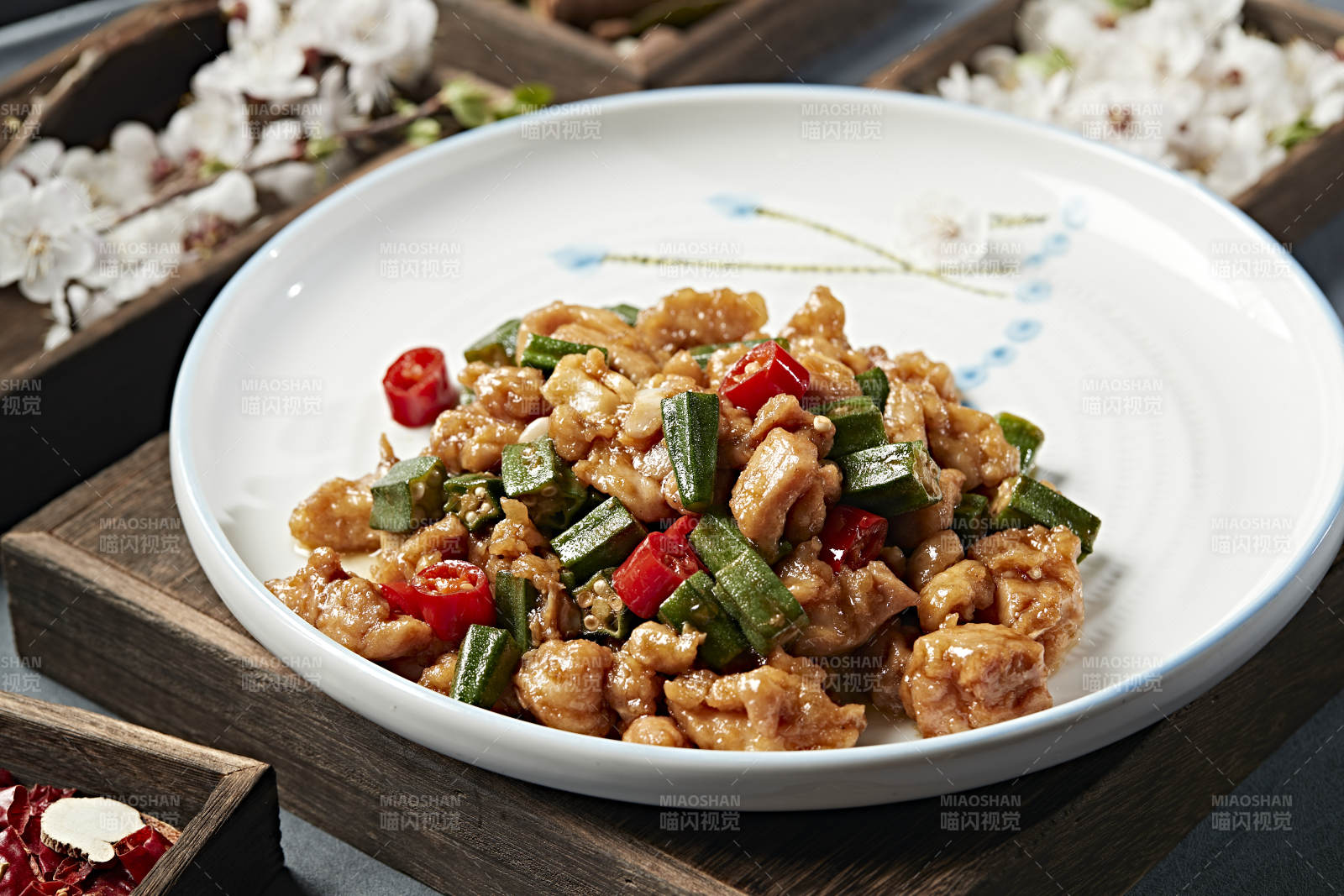米椒秋葵炒鸡腿肉-摄影图