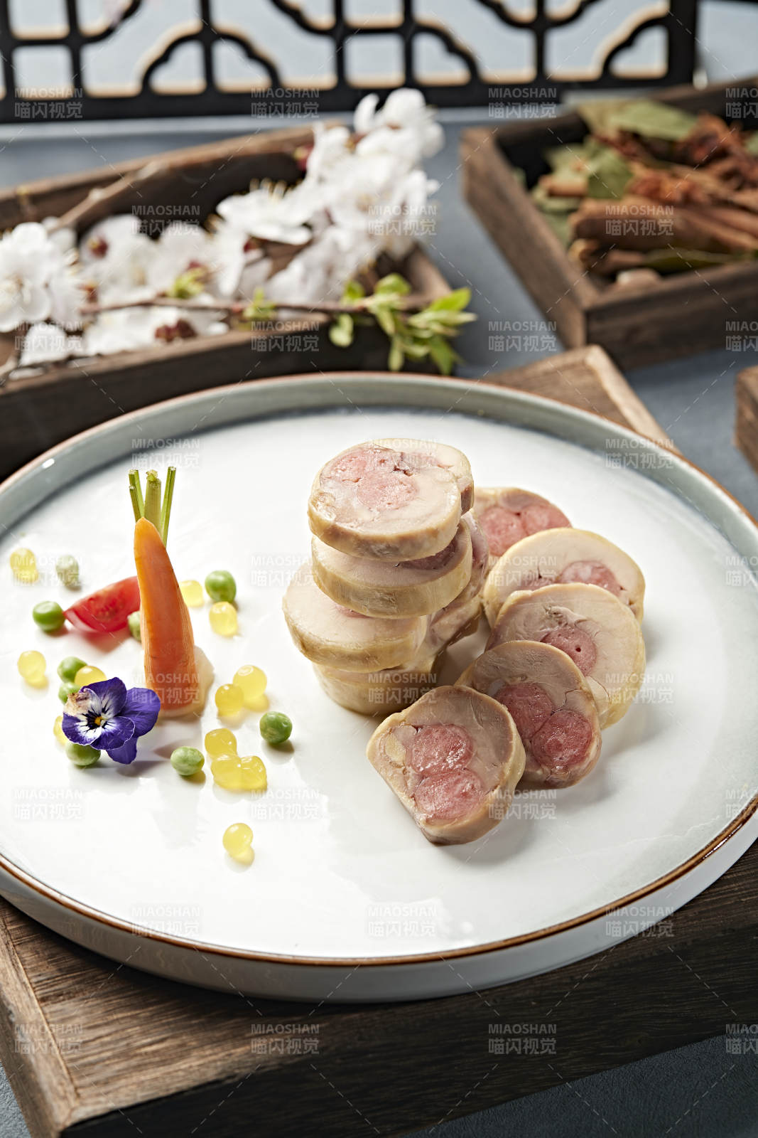 鸡腿肉广式腊肠卷切片