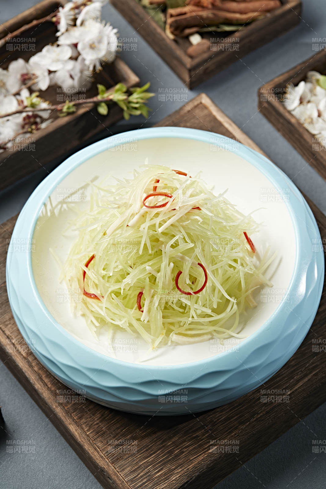 美味凉菜巧拌彩椒笋丝-摄影图