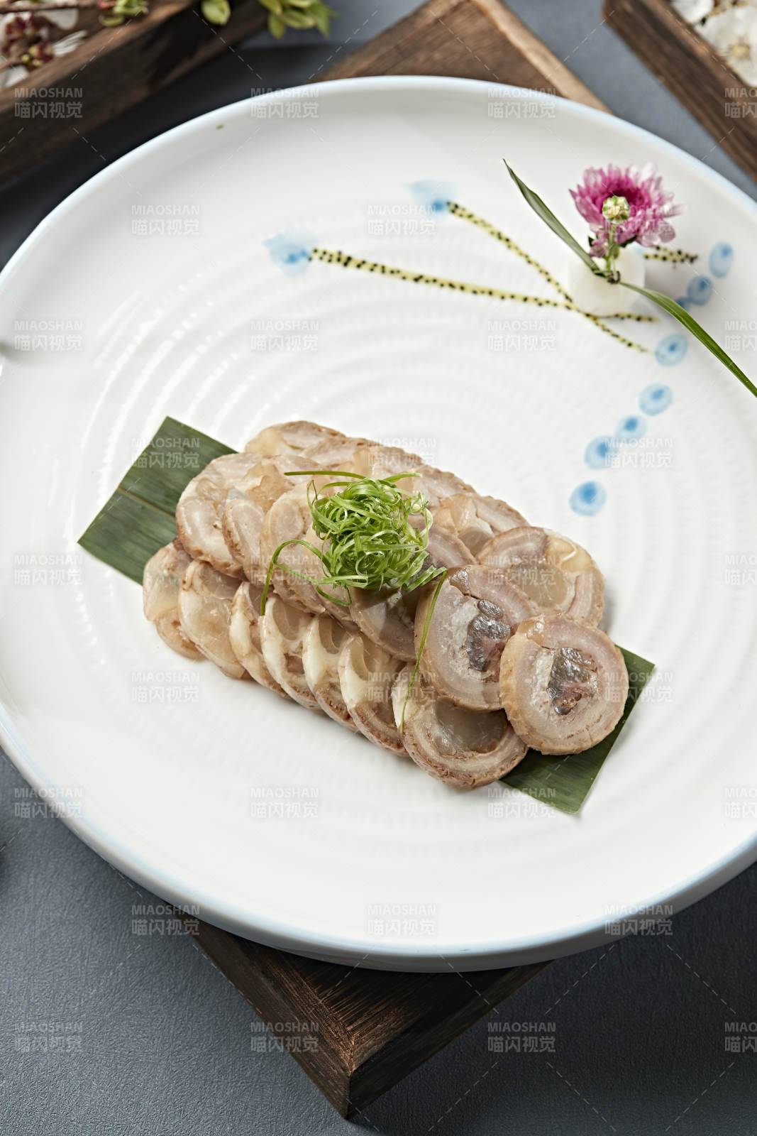 牛肚卷牛蹄筋切片-摄影图