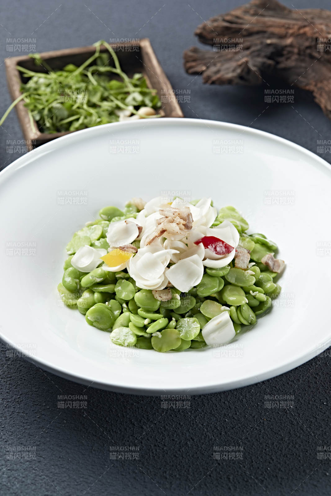 五花肉片彩椒百合小炒青蚕豆