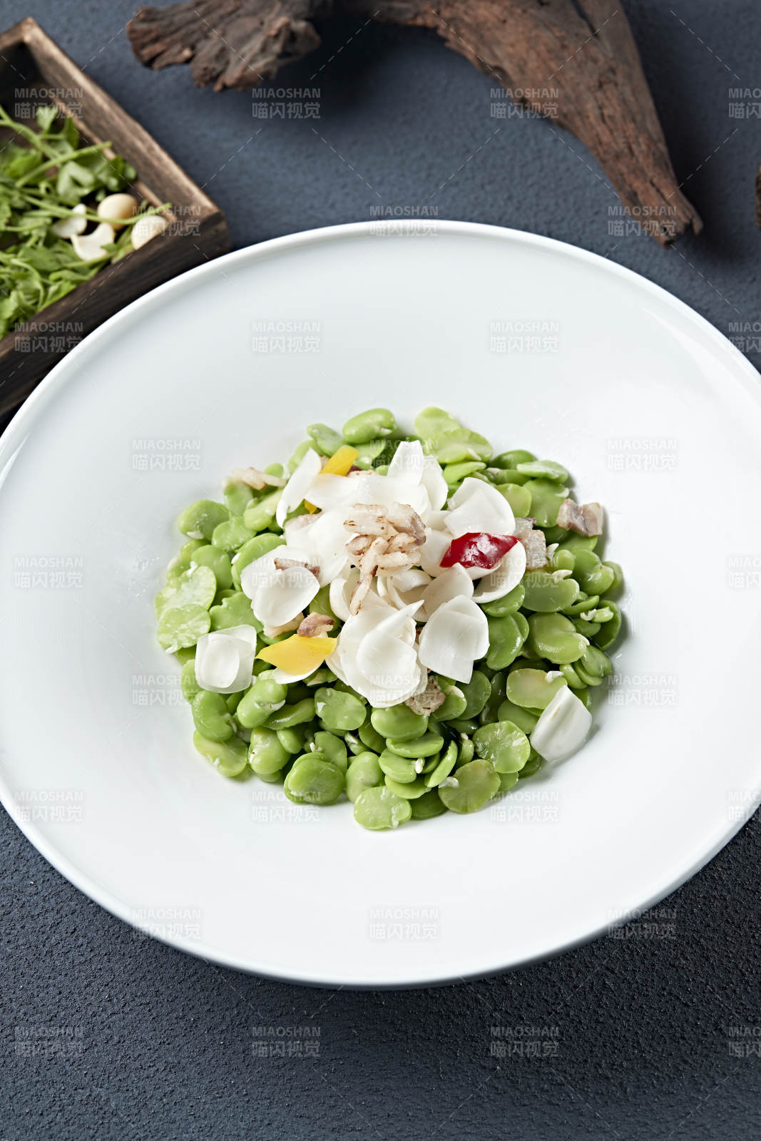 五花肉片彩椒百合小炒青蚕豆