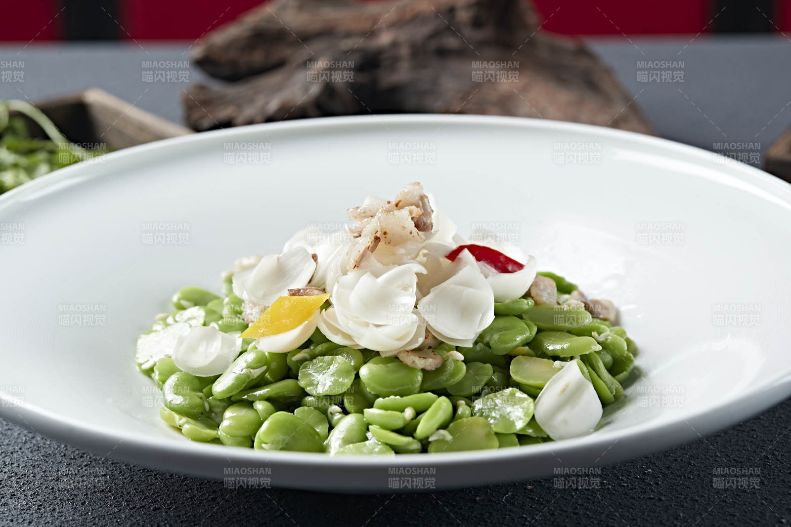 五花肉片彩椒百合小炒青蚕豆