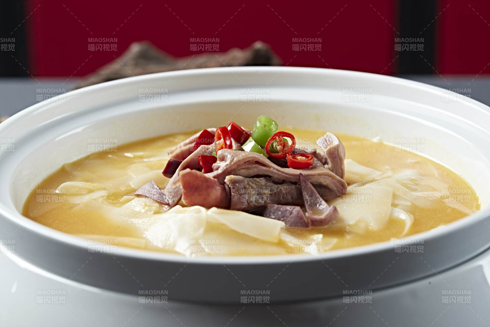 浓汤笋片炖香猪肚