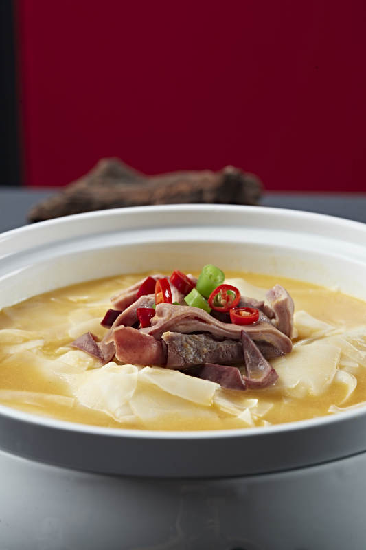 浓汤笋片炖香猪肚