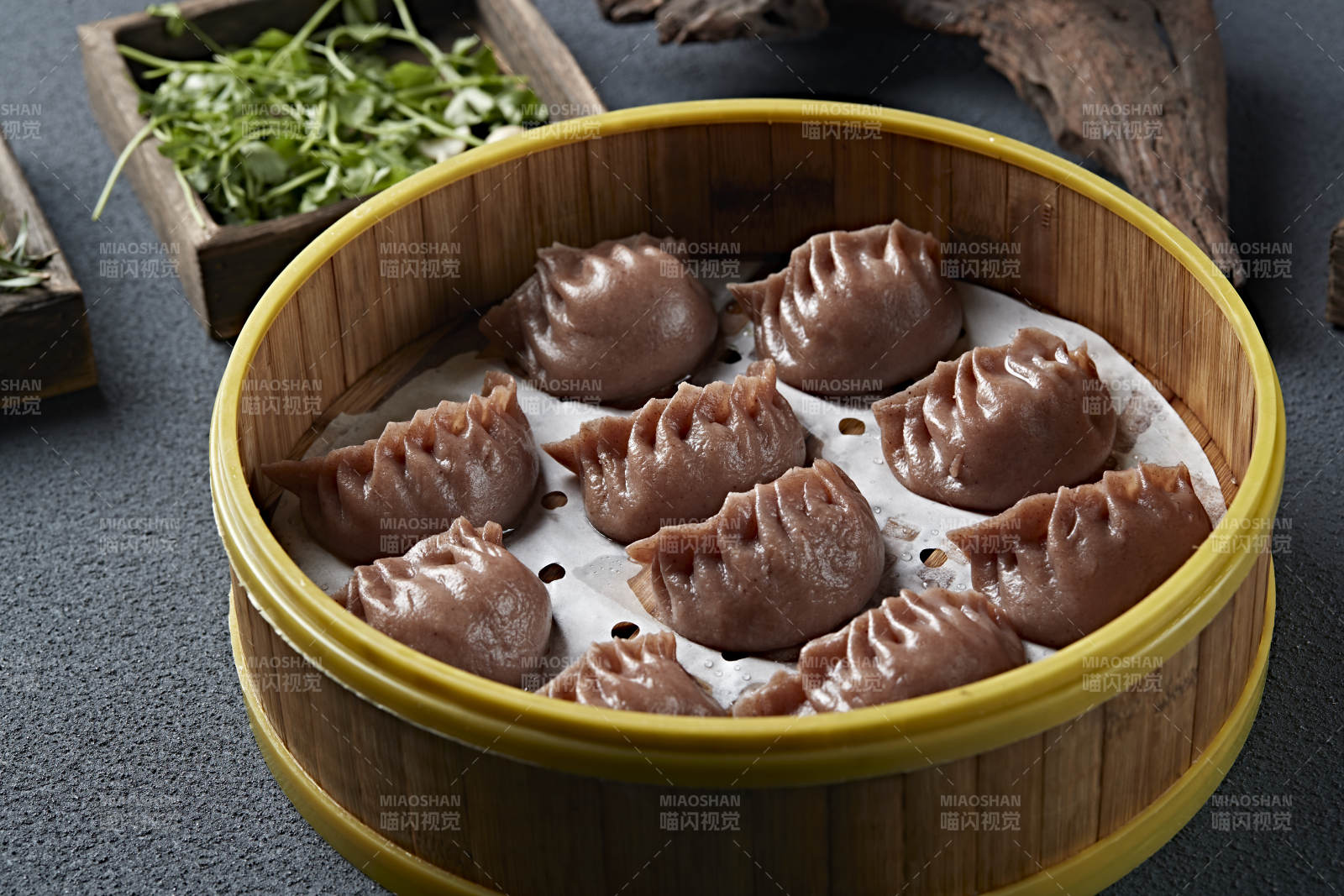 笼屉装的现蒸荞面素馅蒸饺