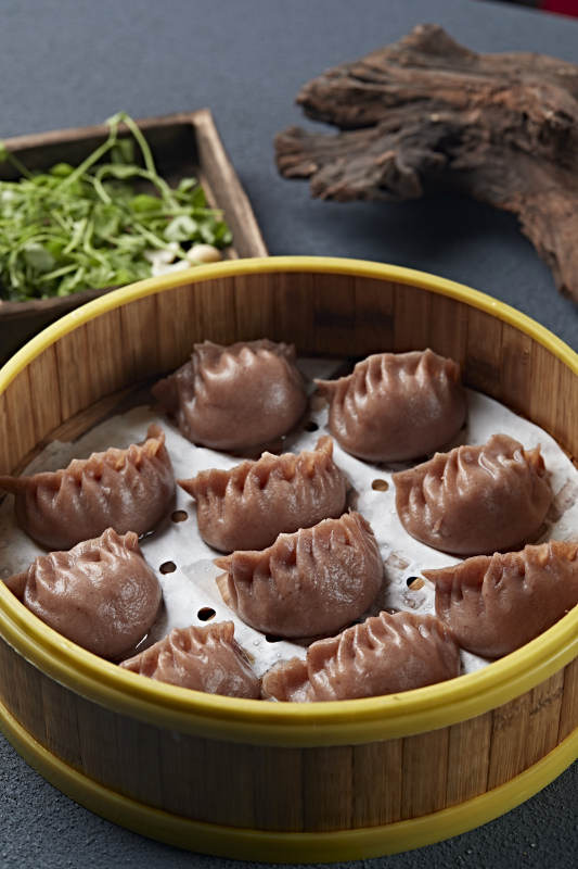 笼屉装的现蒸荞面素馅蒸饺