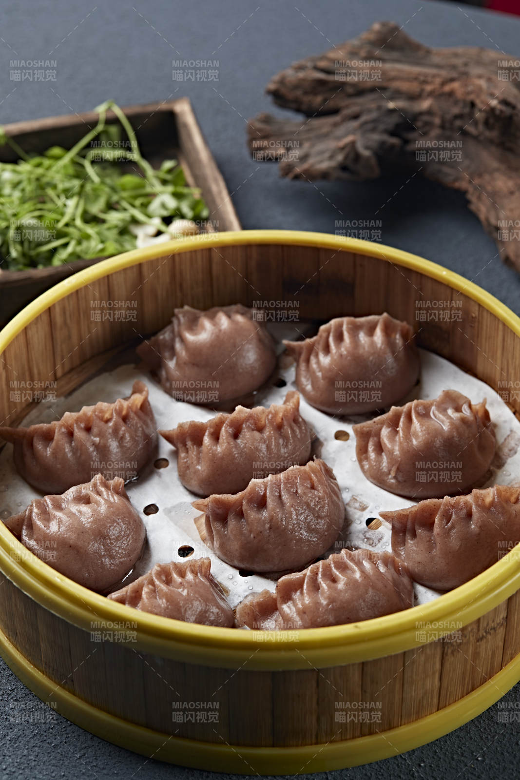 笼屉装的现蒸荞面素馅蒸饺