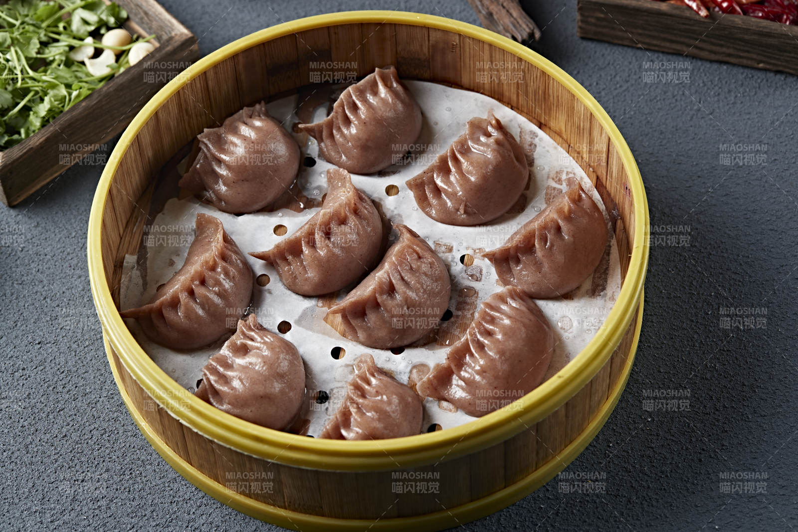 笼屉装的现蒸荞面素馅蒸饺