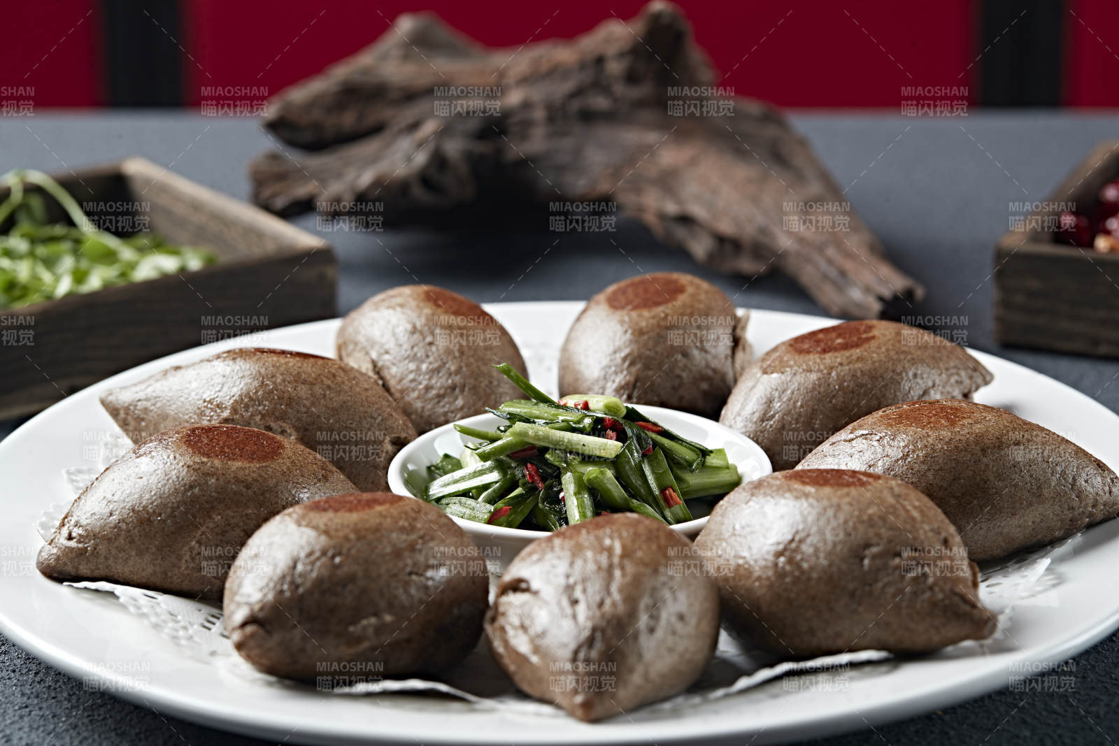 鹽腌韭菜配烤黑米面雜糧饃