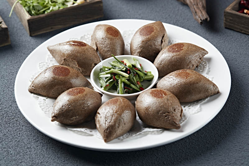 盐腌韭菜配烤黑米面杂粮馍