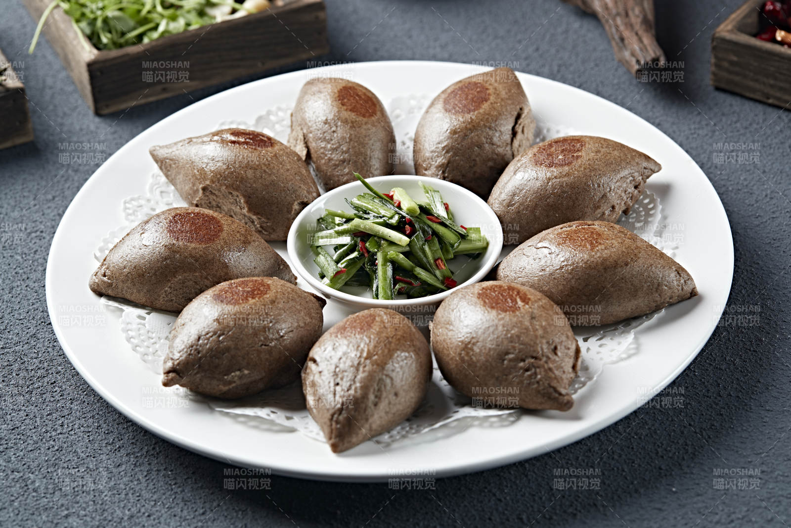 鹽腌韭菜配烤黑米面雜糧饃