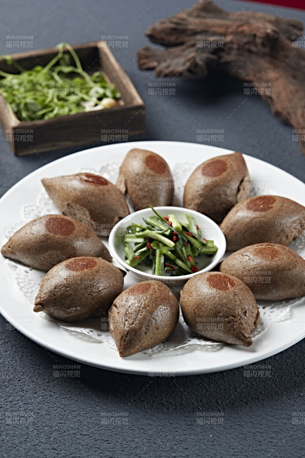 鹽腌韭菜配烤黑米面雜糧饃