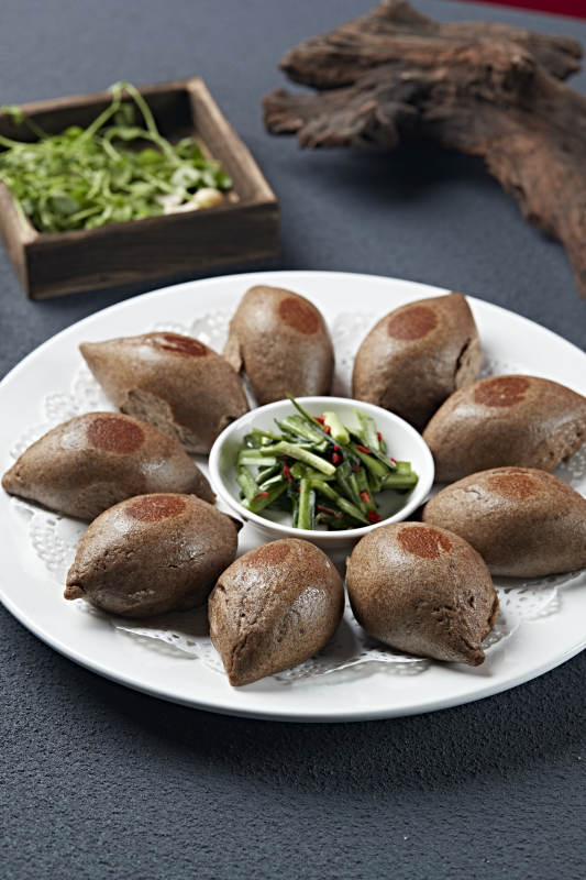 盐腌韭菜配烤黑米面杂粮馍