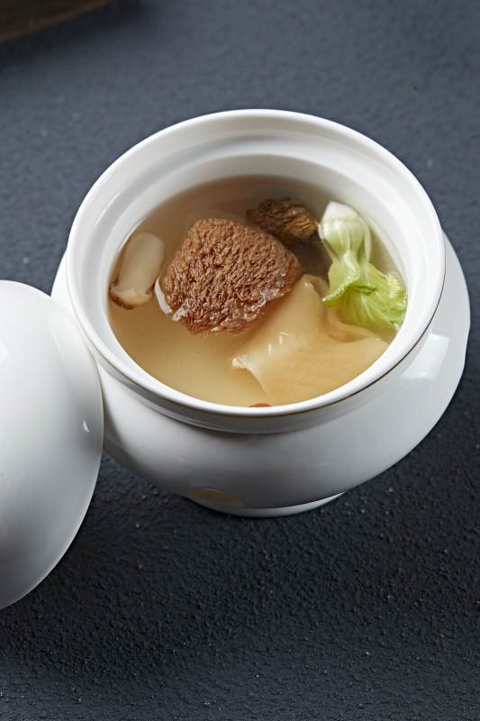 猴头菌花胶炖榛蘑汤