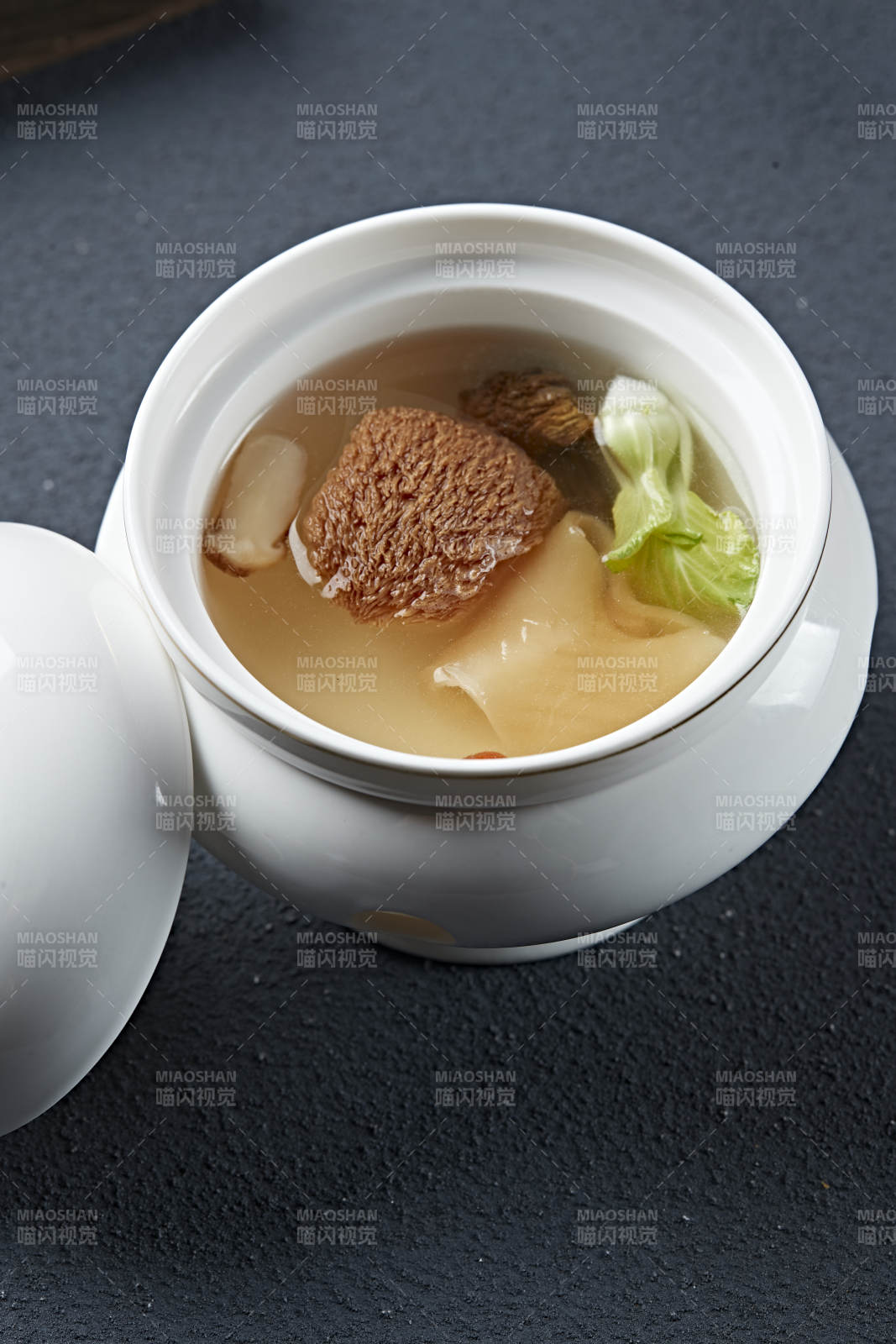 猴头菌花胶炖榛蘑汤