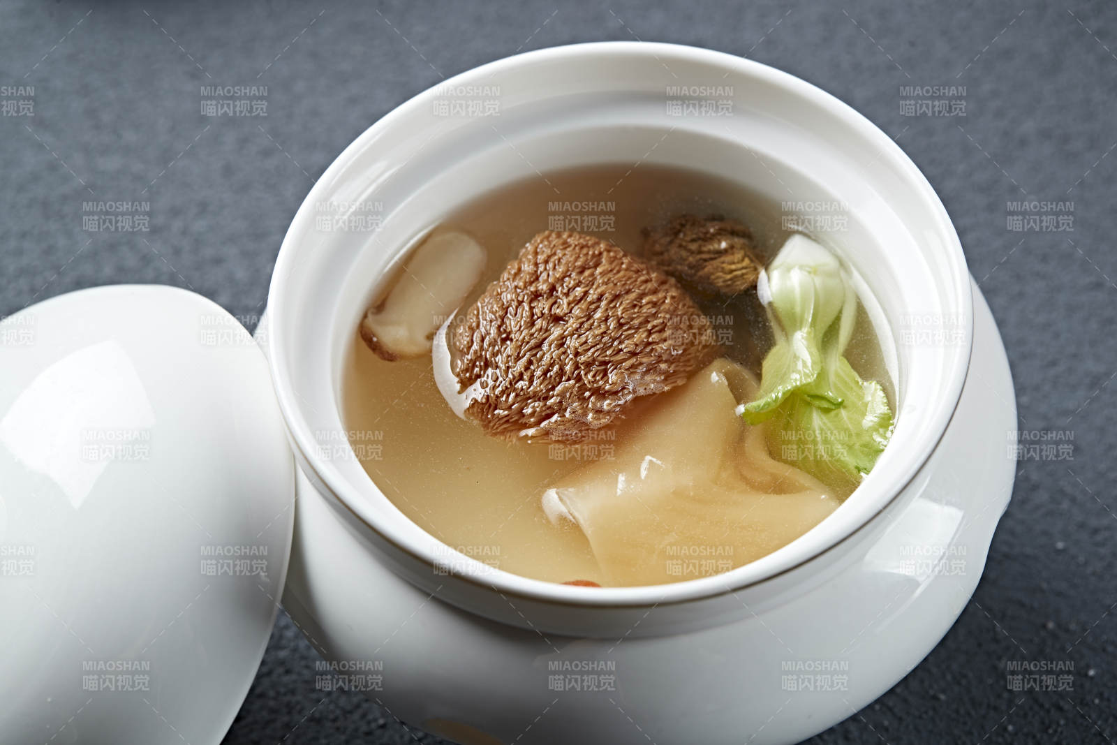 猴头菌花胶炖榛蘑汤