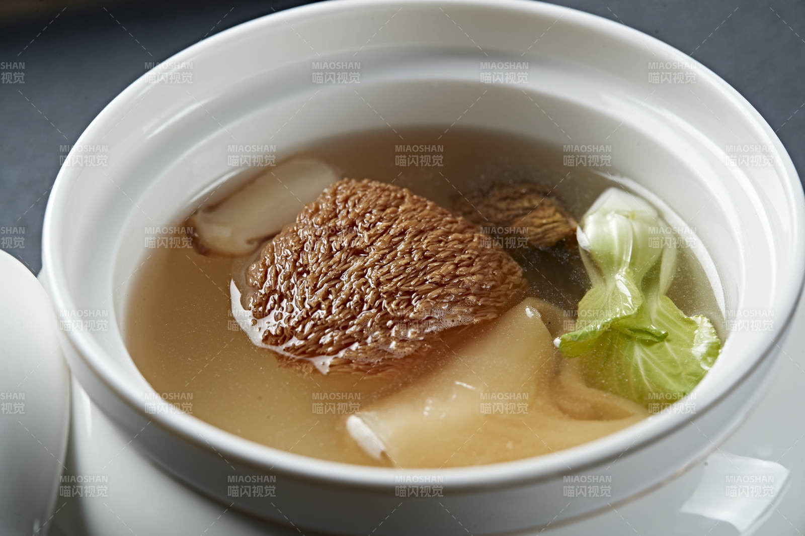 猴头菌花胶炖榛蘑汤