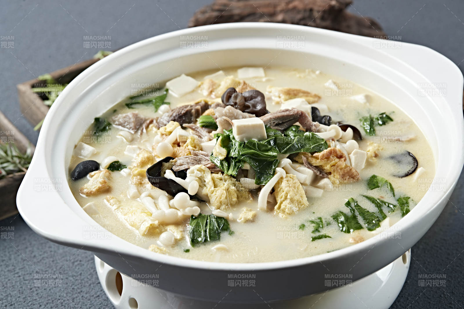 砂锅浓汤大烩菜-摄影图