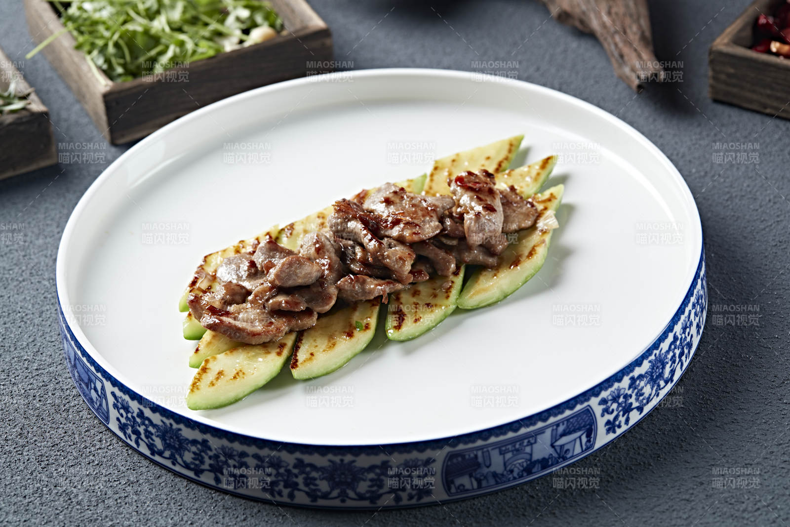 炭烤牛脊肉配烤西葫蘆